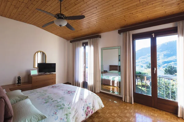 Bedroom with floor and wooden ceiling — Stock Photo, Image