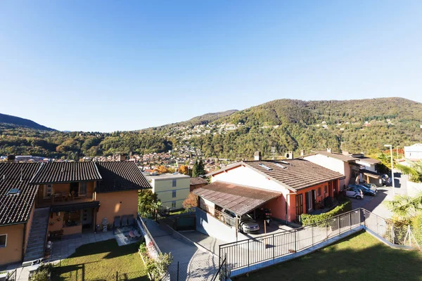 从瑞士山的私人住宅看 — 图库照片