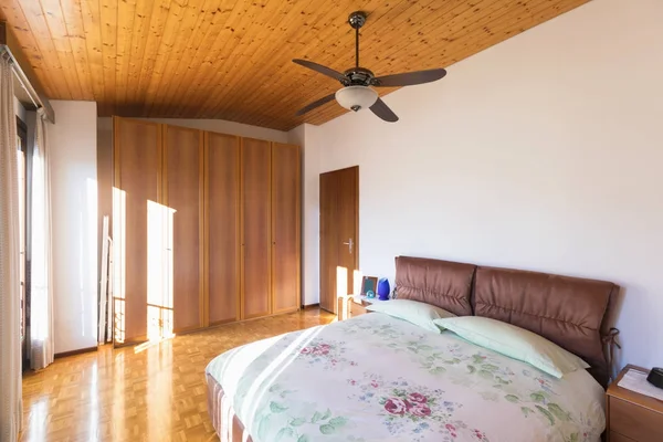 Ložnice s podlahy a dřevěný strop — Stock fotografie