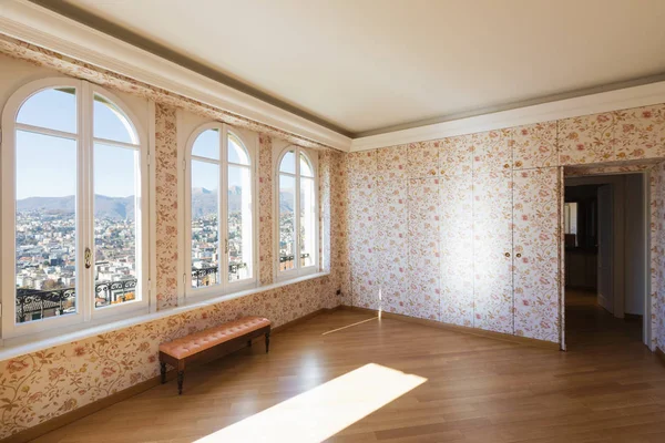 Chambre rétro avec papier peint floral — Photo