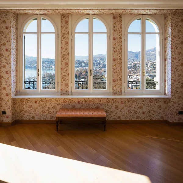 Chambre rétro avec papier peint floral — Photo