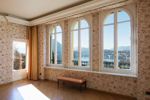 Chambre rétro avec papier peint floral — Photo