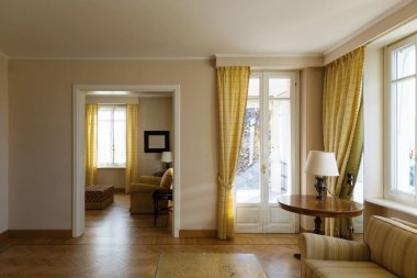 Sarı bir şekilde döşenmiş salon chich