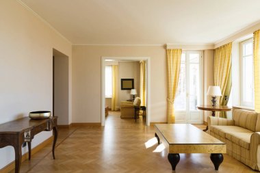 Sarı bir şekilde döşenmiş salon chich
