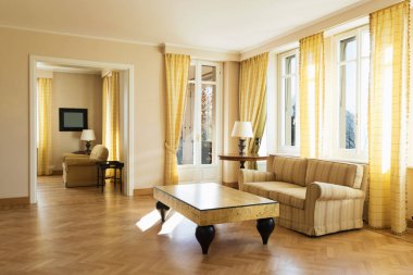 Sarı bir şekilde döşenmiş salon chich