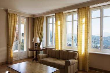 Sarı bir şekilde döşenmiş salon chich
