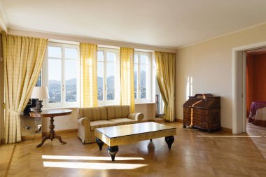 Sarı bir şekilde döşenmiş salon chich