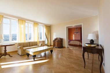 Sarı bir şekilde döşenmiş salon chich
