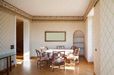 Hasır sandalyeleri ve güzel bir kitaplık