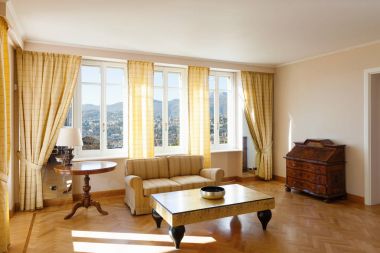 Sarı bir şekilde döşenmiş salon chich