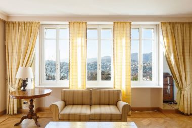 Sarı bir şekilde döşenmiş salon chich