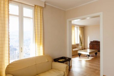 Asil oturma odasında şömine ile