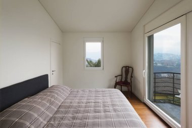 Beyaz yatak odası, geniş pencereler