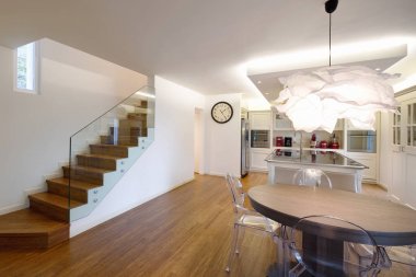 Oturma ve mutfak açık alanda