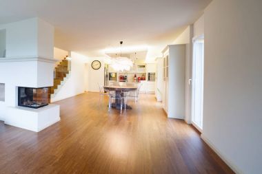 Küçük şömineli açık alan