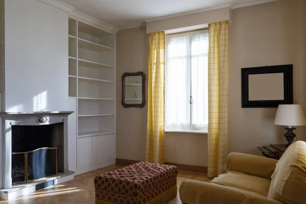 Ευγενή living room με τζάκι — Φωτογραφία Αρχείου