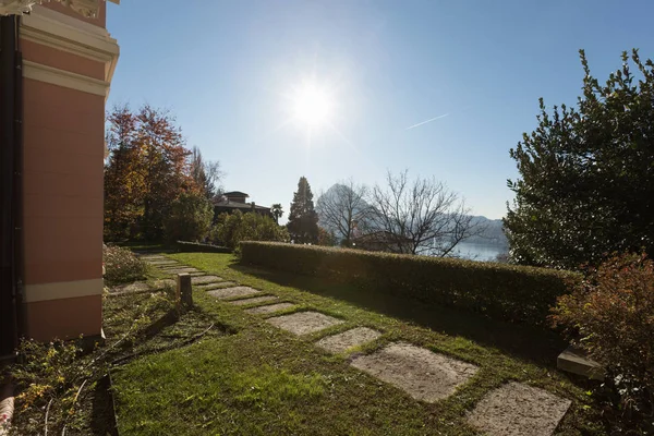 Walkway and lake — Stock Photo, Image