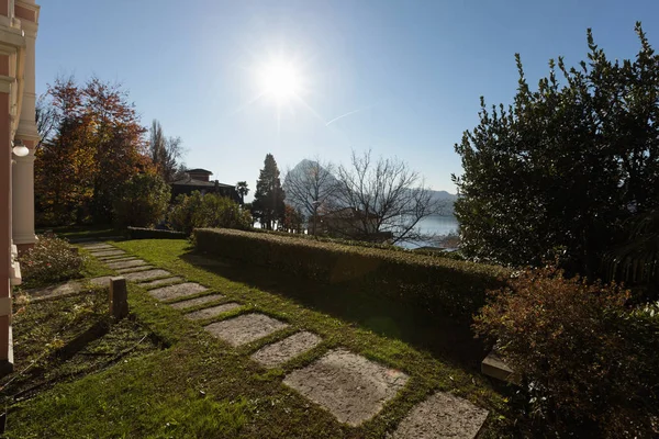 Walkway and lake — Stock Photo, Image