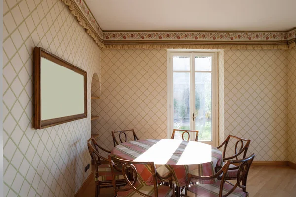 Rieten stoelen en een mooie boekenkast — Stockfoto