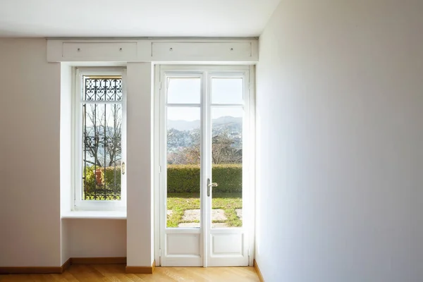 Habitación blanca vacía con ventana — Foto de Stock