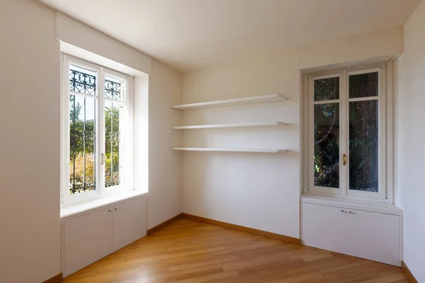 Habitación blanca vacía con ventana — Foto de Stock