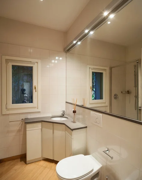 Bagno moderno con grande specchio — Foto Stock