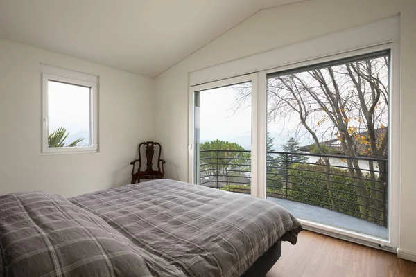 Weißes Schlafzimmer, große Fenster — Stockfoto