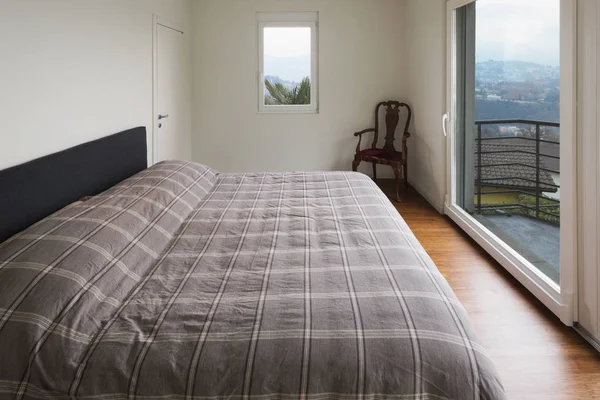 Vita sovrum, stora fönster — Stockfoto