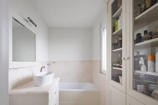 Casa de banho em mármore bem acabamentos — Fotografia de Stock
