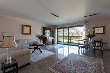 Yaşam ve göl kenarında görünüm