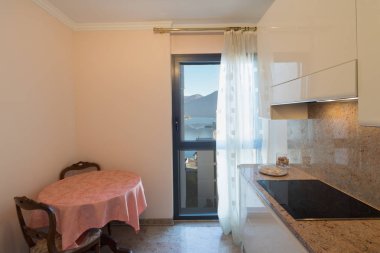 Mutfak ve Göl Manzaralı