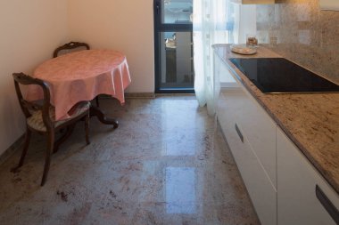 Mutfak ve Göl Manzaralı