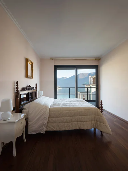 Schönes Schlafzimmer mit Aussicht — Stockfoto