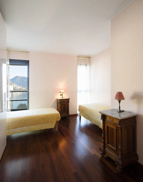 Bedroom and view on lake — Stock Photo, Image