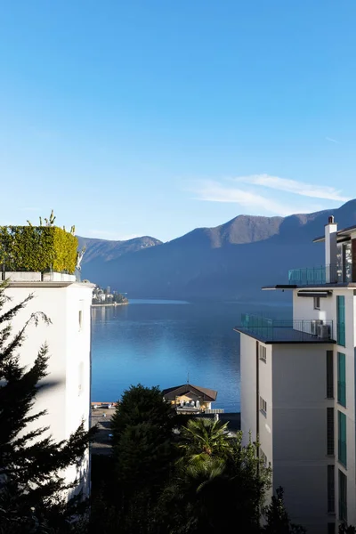 Edificio en el lago Lugano — Foto de Stock