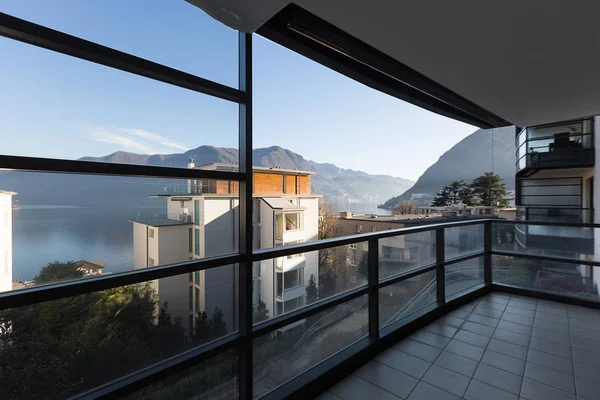 Lugano gölü etrafında bizimkiler yaşar Teras — Stok fotoğraf