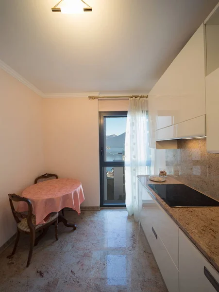 Kitchen and lake view — Stock Photo, Image