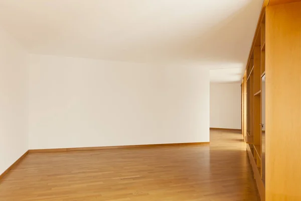 美丽的空宽敞的公寓室内 — 图库照片