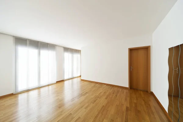 Schöne leere geräumige Wohnung Innenraum — Stockfoto