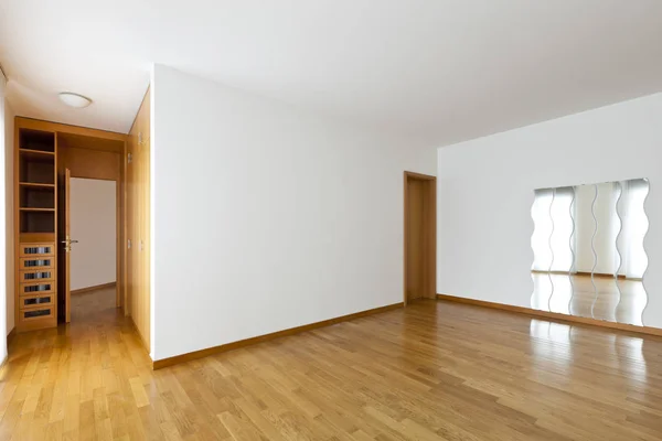 Piękne przestronne mieszkanie puste wnętrze — Zdjęcie stockowe