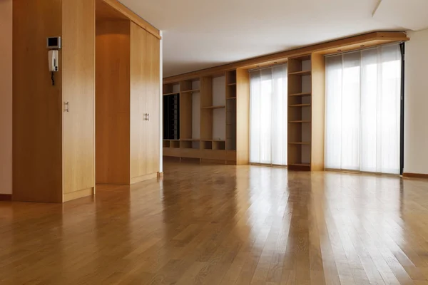 Belo vazio espaçoso apartamento interior — Fotografia de Stock