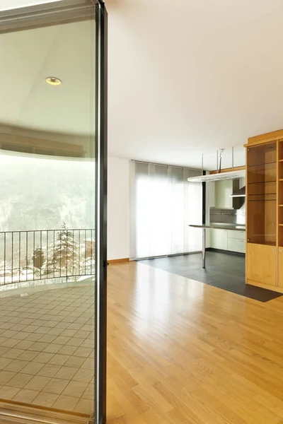 Vacker tomt rymliga lägenhet interior — Stockfoto