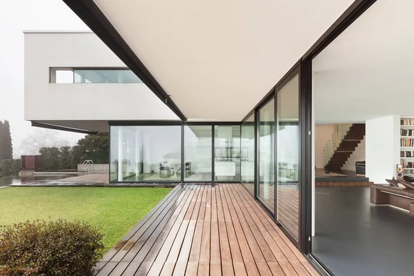 Arquitectura, hermoso interior de una casa moderna —  Fotos de Stock