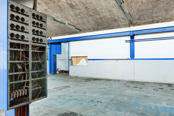 Large industrial garage abandoned — Stock Photo, Image