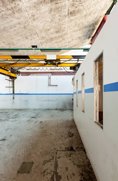 Large industrial garage abandoned — Stock Photo, Image