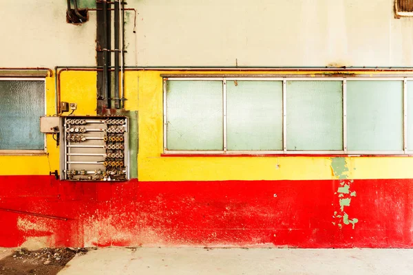 Grande garagem industrial abandonada — Fotografia de Stock