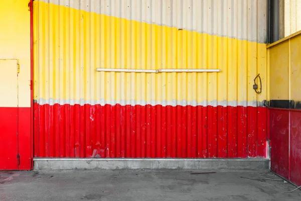 Grande garage industriale abbandonato — Foto Stock