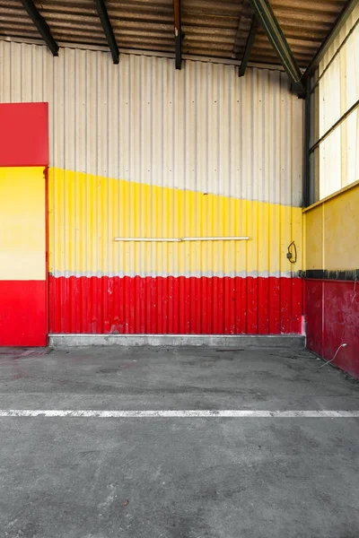 Velké průmyslové garáže opuštěné — Stock fotografie