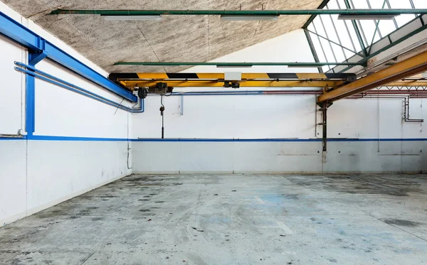 Terk edilmiş büyük endüstriyel garaj — Stok fotoğraf