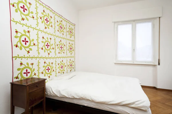 Duvardaki Dekoratif Halı Beyaz Yatak Odası — Zdjęcie stockowe